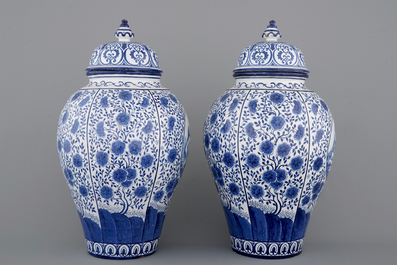 Exceptionelle paire de vases en fa&iuml;ence de Bruxelles, dat&eacute;s 1861 et sign&eacute;s